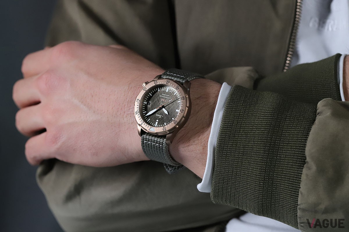 ヘビーデューティな個性を和らげるスクラッチ加工。日常使いもしやすいデザインだ