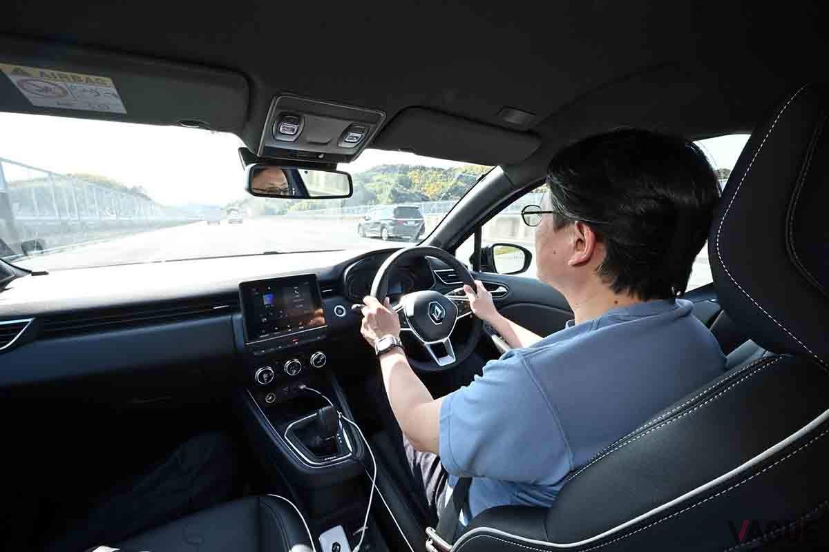 繊細なアクセル操作で高速道路を走行中