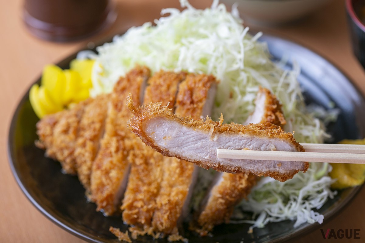 ゲタとんかつ700円。こちらもご飯、味噌汁付き。揚げたてトンカツで700円は良心的すぎる