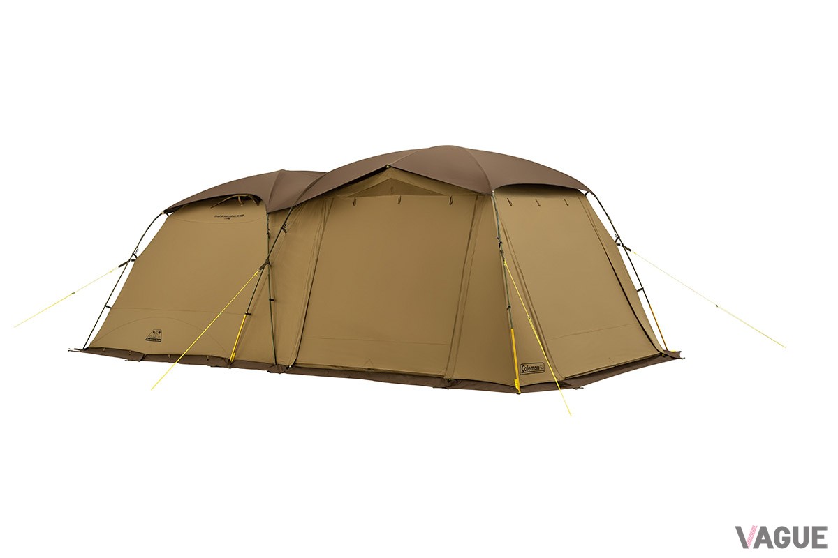 肌寒い時期はフルクローズ＋全周スカートに。寝袋とマットを工夫すれば冬キャンプにも対応するのはうれしいニュースだ。10×10mはもちろん、8×8mのちょっとコンパクトな区画サイトでも無理なく設営できる