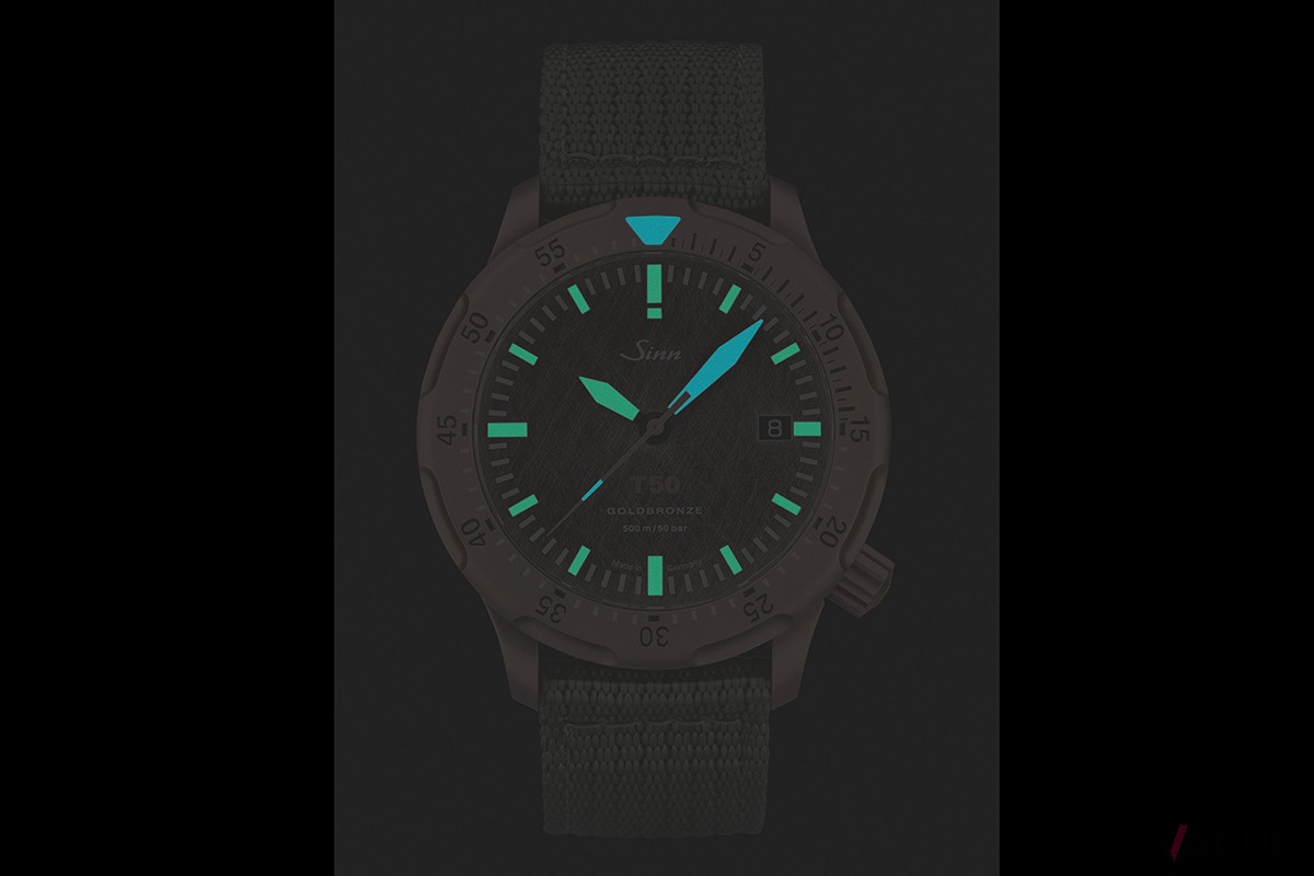 ブルーとグリーンで色分けした蓄光塗料。暗所でもひと目で時の経過が読み取れる