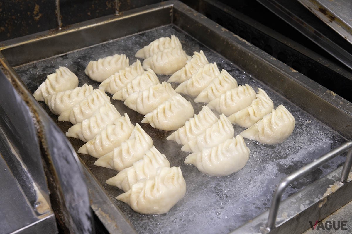 餃子は創業以来手作り。大きめ、厚みのある皮に、あんたっぷりなのが特徴