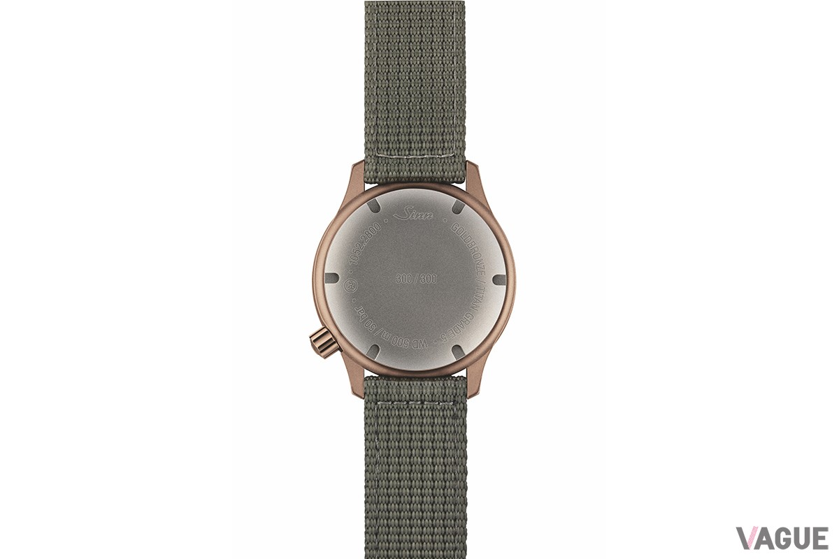 高強度チタンを用いたケースバック。中央にはシリアルナンバーを刻む