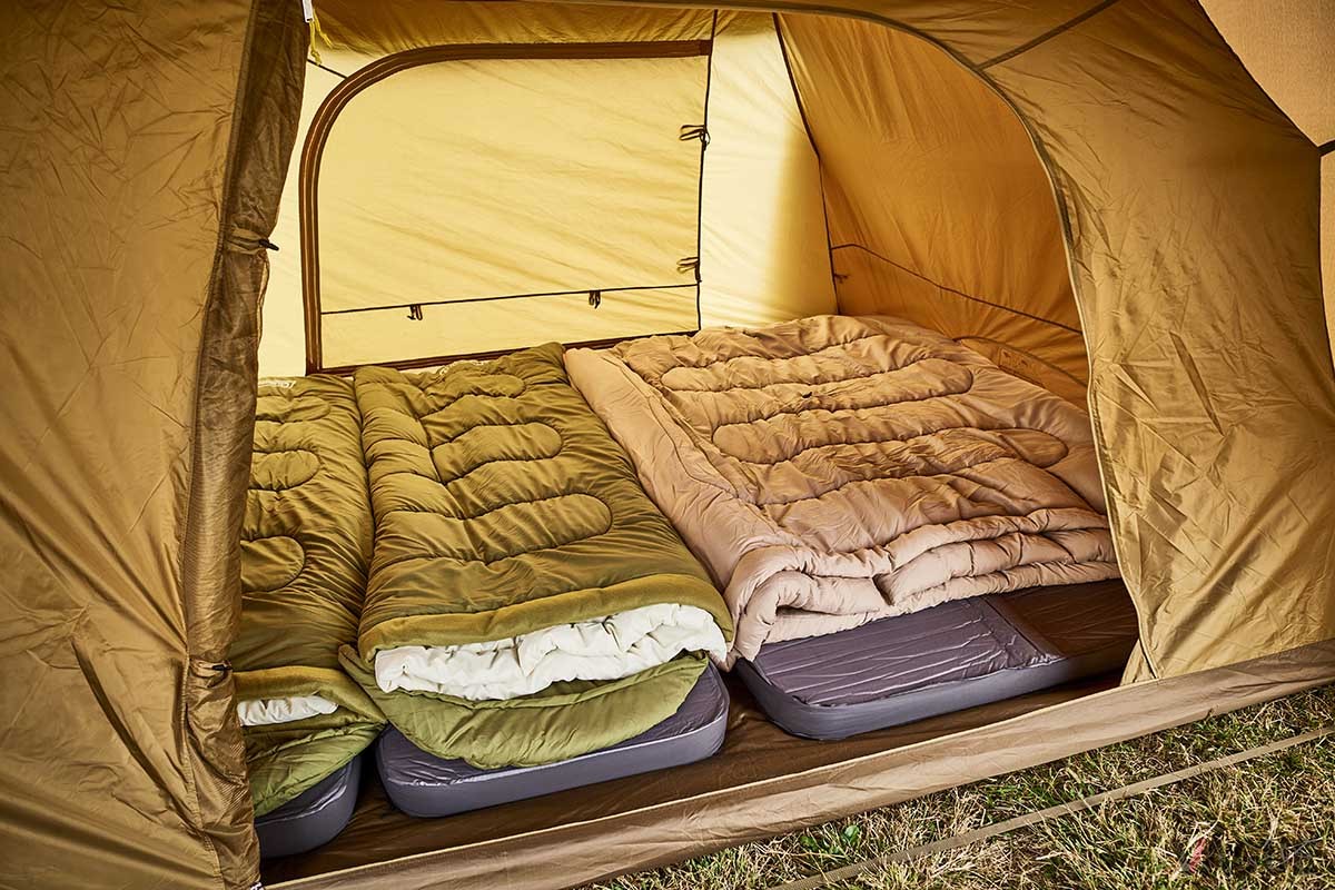 4〜5人家族で仲よく眠れる寝室。上下のベンチレーターはもちろん、前後のドアには大型メッシュパネルを備えているので涼しく眠れる