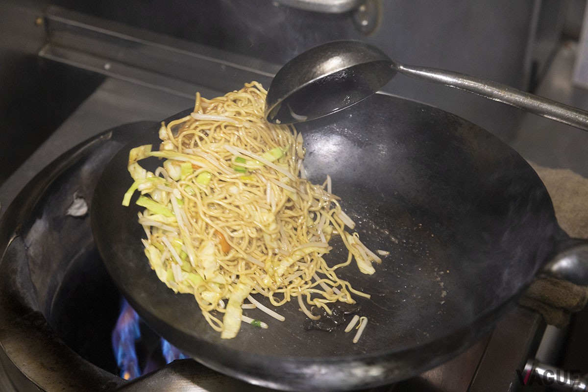 焼きそば770円。具はキャベツともやし。シンプルだからこそうまさが際立つ