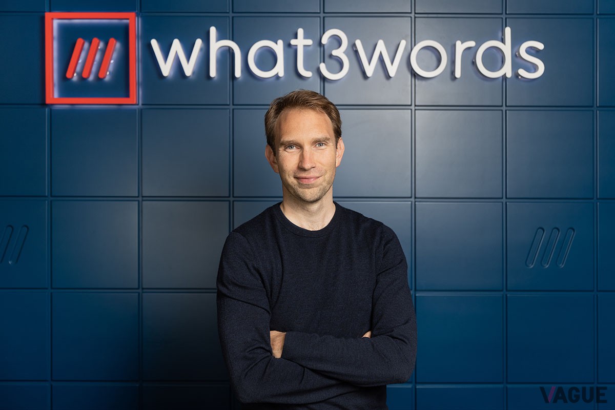 オンラインインタビューで取材に応じてくれた、what3wordsの共同創立者でCEOを務めるクリス・シェルドリック氏。「私の母親も使って喜んでいます」