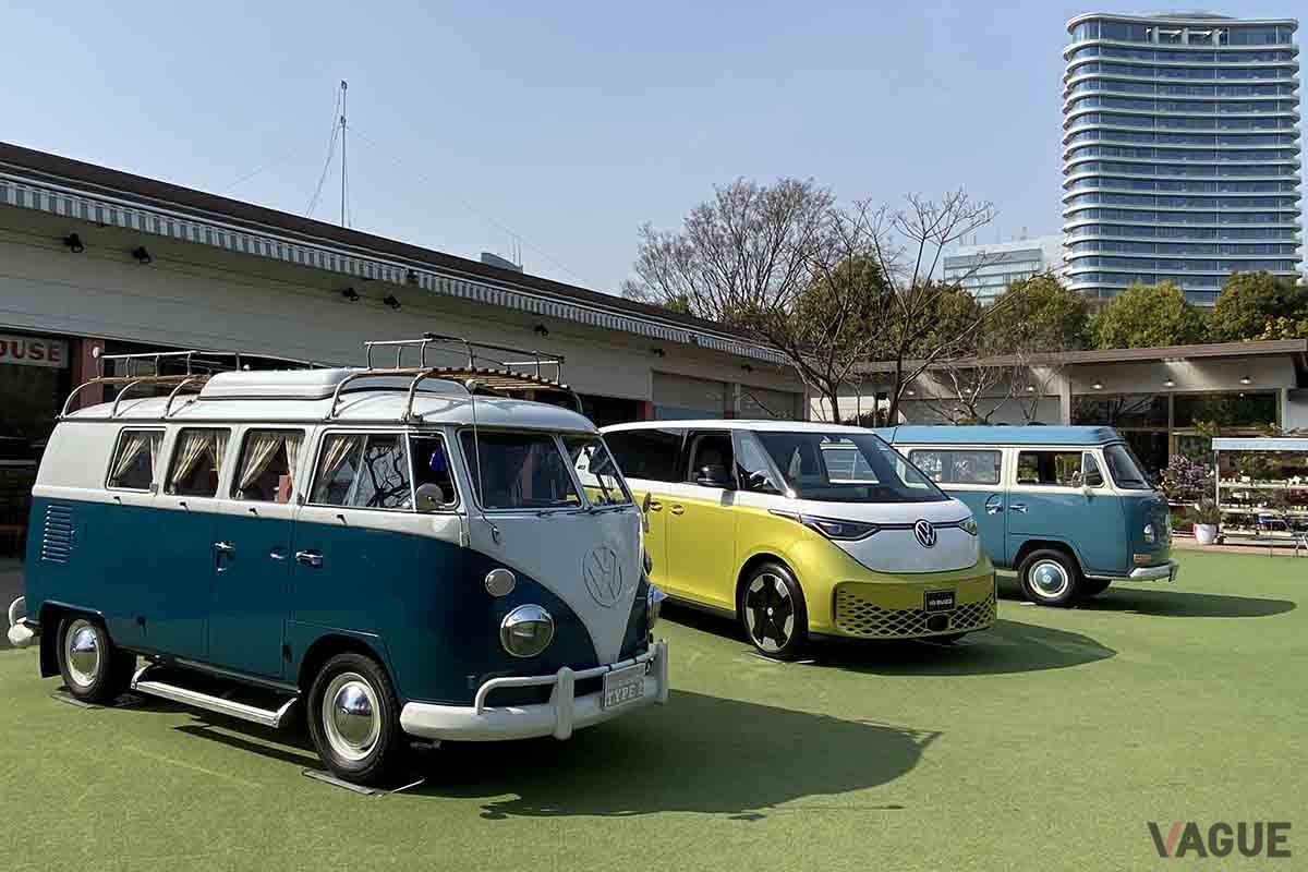 VWの電動ミニバン「ID.バズ」とVW「タイプII」