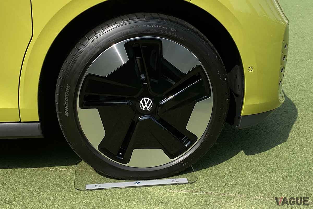 日本導入が決定したVWの電動ミニバン「ID.バズ」のタイヤ