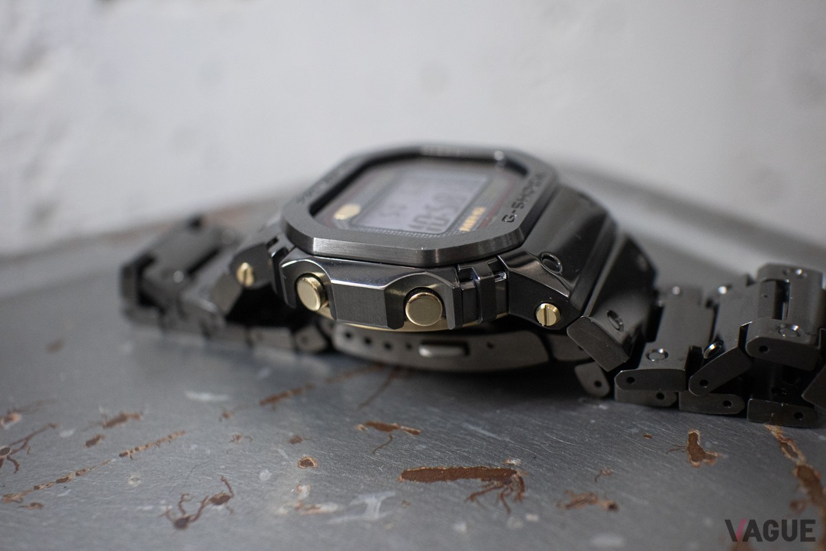 機能面では、標準電波受信に加え専用アプリ「CASIO WATCHES」と連携するモバイルリンク機能により自動で時刻修正を行うほか、ソーラー充電システムや高輝度なLEDライトも搭載。