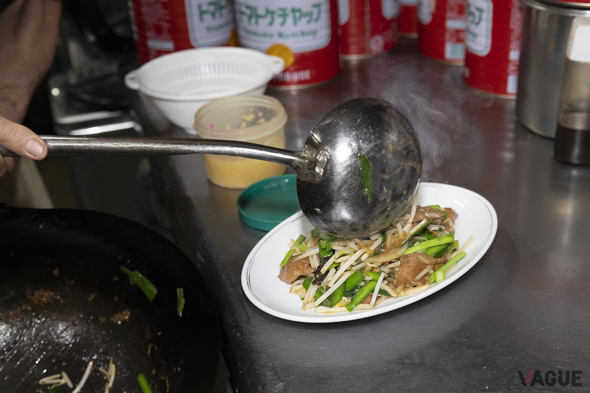 レバニラ炒め720円。熱々、野菜シャキシャキのうちに食べたい一品