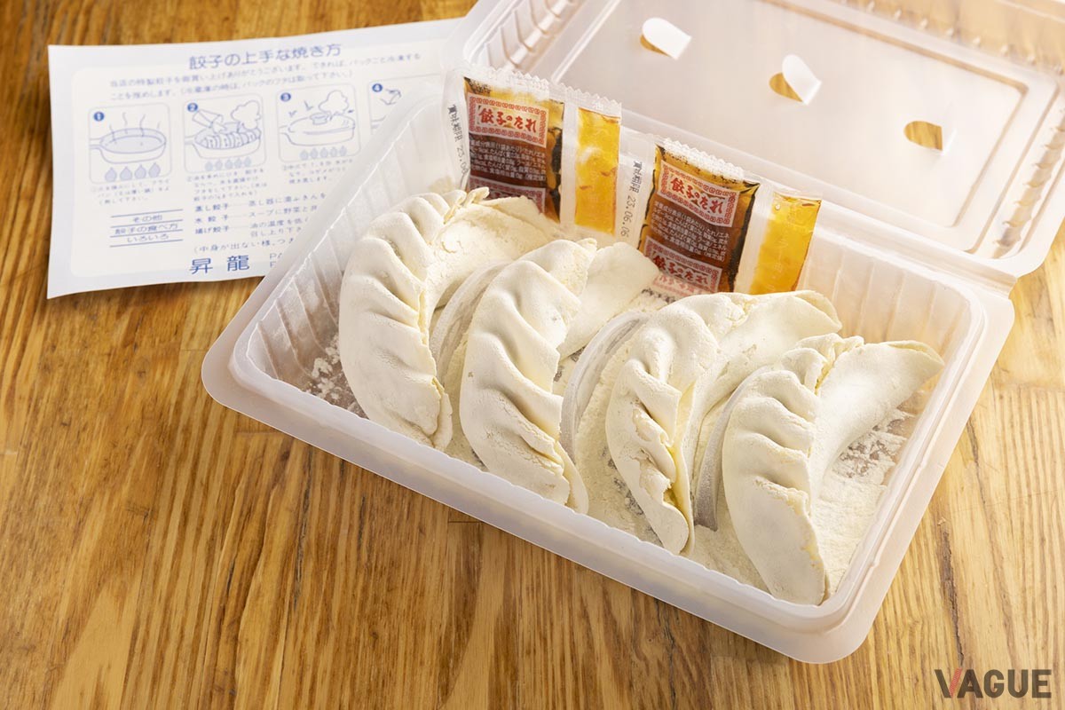 店頭で販売している生餃子1人前。上手な焼き方の取説付き