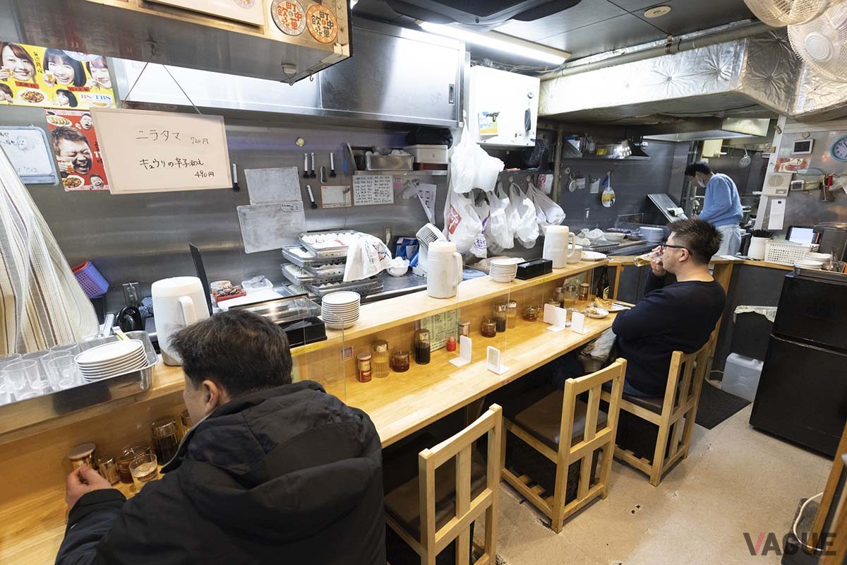 店舗1階。入ってすぐにカウンター4席、写真右奥が調理場になっている