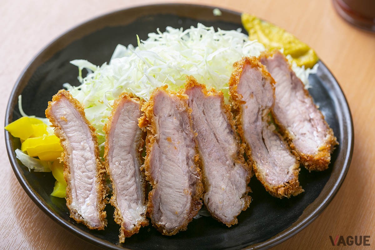ゲタとんかつ700円。こちらもご飯、味噌汁付き。揚げたてトンカツで700円は良心的すぎる