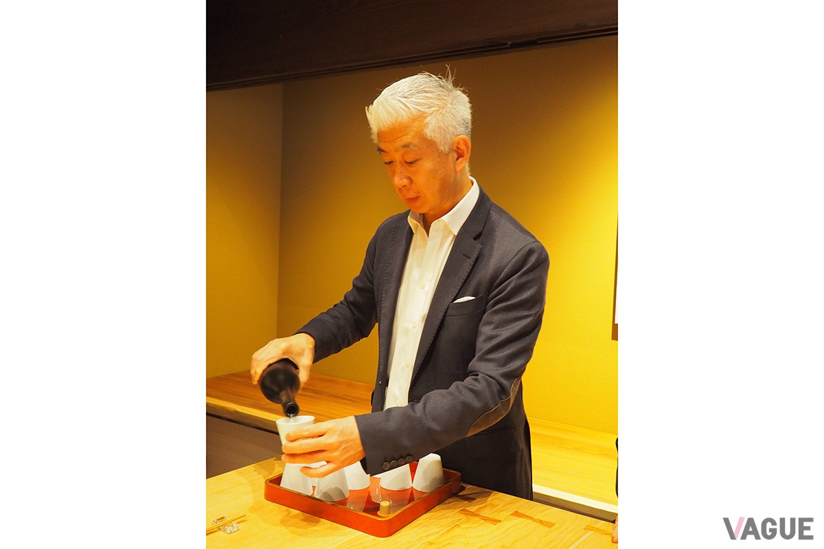 ボトルはロンドンを拠点とするデザイン会社「NUDE」によるもの。日本酒とウイスキー、その両方の旨さを感じさせる謎めいたムードにぴったりのブラックカラー。