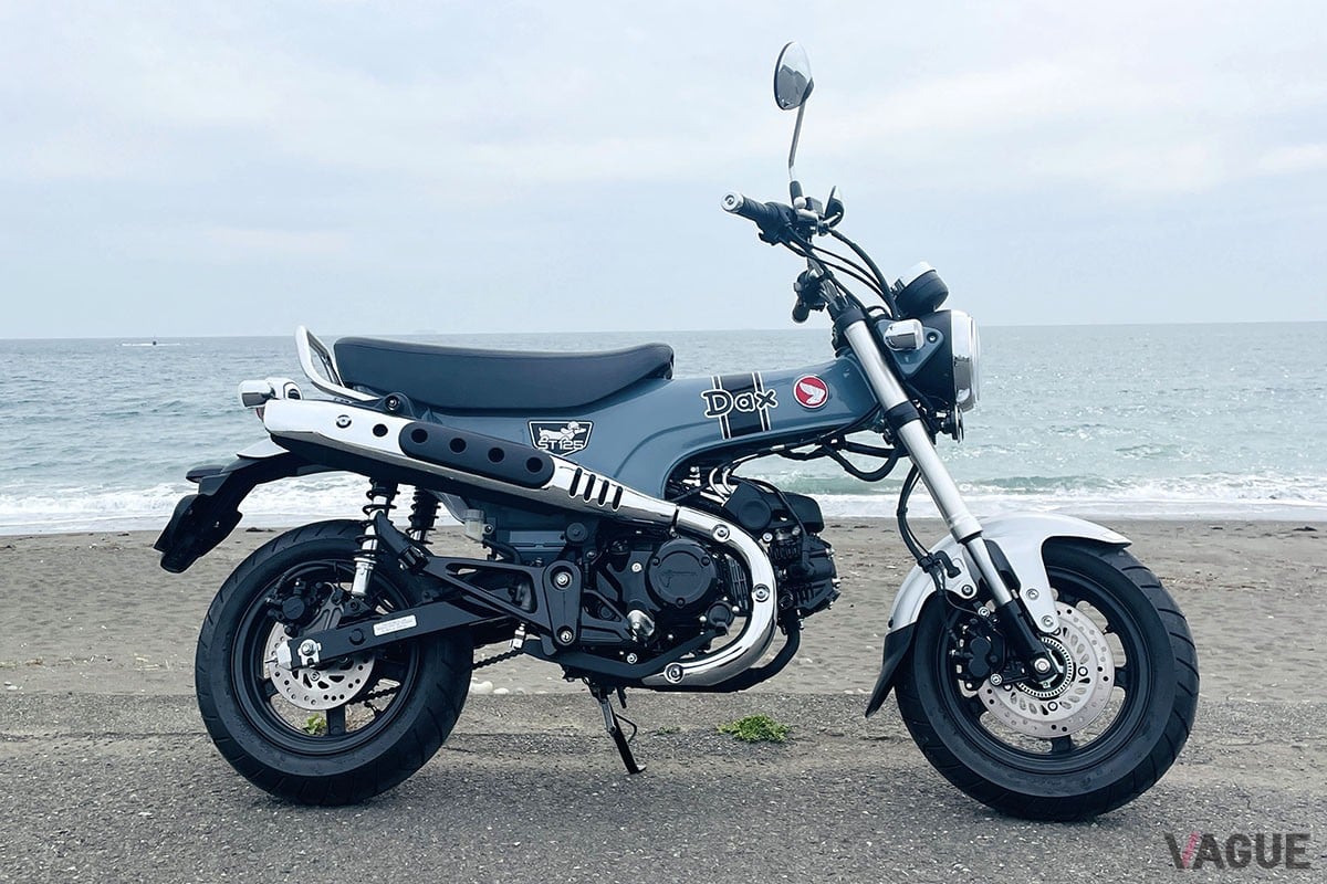 往年のDAXのイメージを色濃く残しながら、現代の小径スポーツバイクとして高いポテンシャルを実現しているダックス125。燃料タンクはシート下に配される