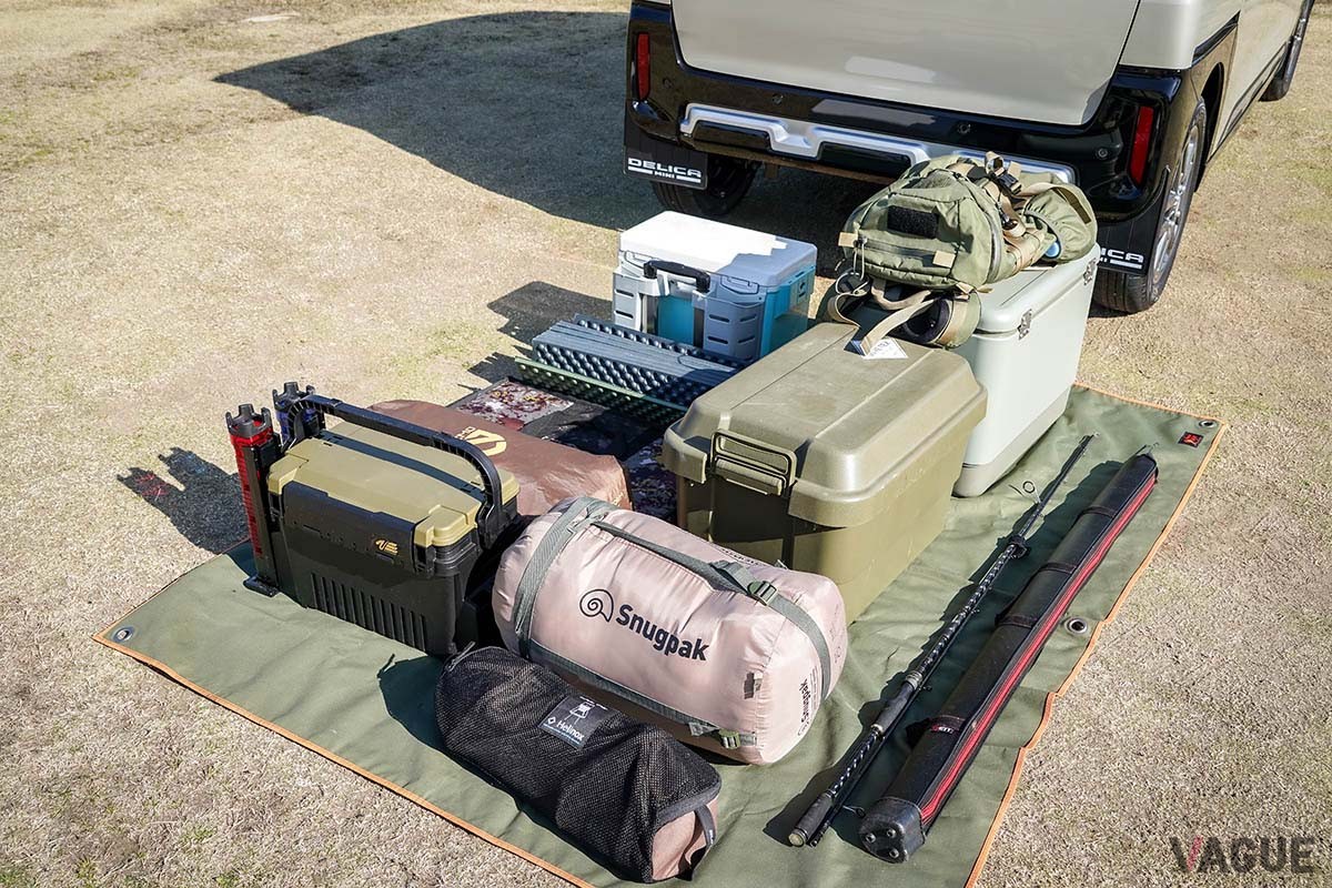 今回、デリカミニの荷室に積み込んでみたのは、15リッターのキャリー付きクーラーボックス、51リットルのクーラーボックス、50リットルの収納ボックス、ロッド、シュラフなど