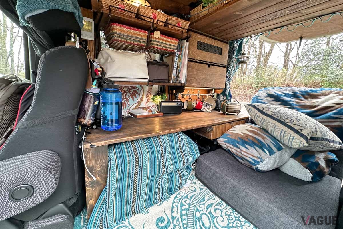 デスク周りに収納などを機能的に配置。N-VANの荷室やテールゲートの内側に設置された、M6サイズのネジ穴「ユーティリティーナット」を活用することで、車体には穴あけや切断などの重加工は行っていないのが驚き。いつでも純正状態に戻すことが可能です