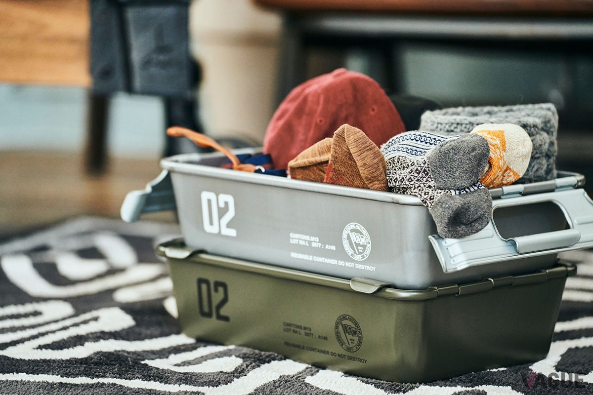 世界のユーザーに愛されている東洋スチールの工具箱「M-8」をバッシュが別注。丈夫でシンプルなデザインに、ミリタリーなロゴプリントは映える