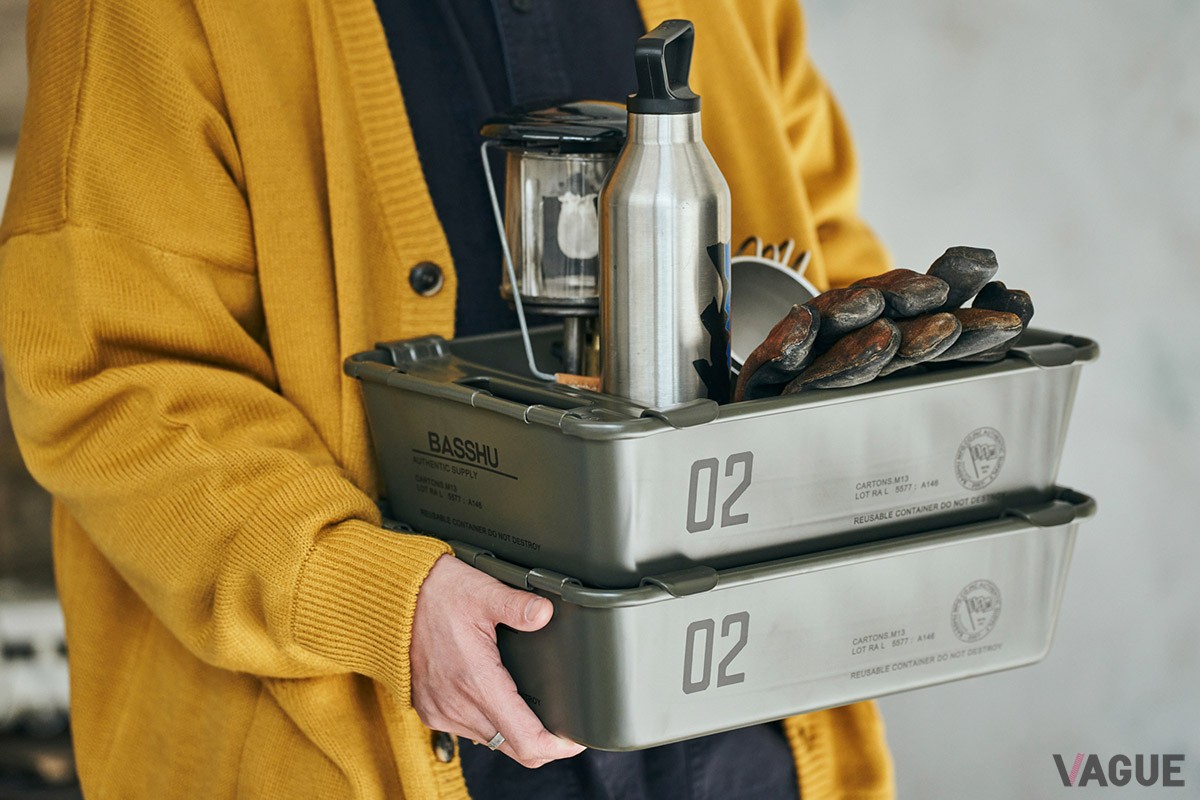 世界のユーザーに愛されている東洋スチールの工具箱「M-8」をバッシュが別注。丈夫でシンプルなデザインに、ミリタリーなロゴプリントは映える