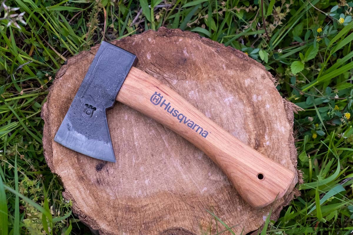 ドイツの職人により手作業で鍛造されるヘッドを持ち、希少性も高い「ハイキングハチェット」。コンパクトなスタイルに凝縮された機能美がグッときます