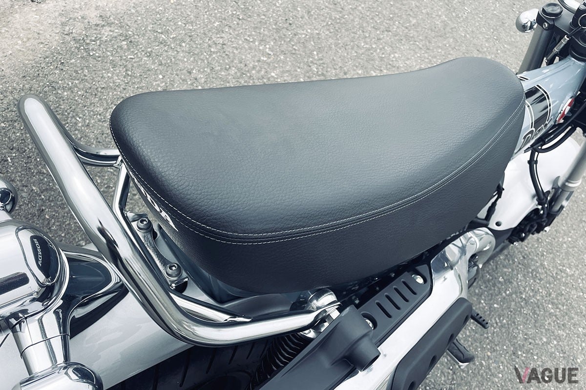 たっぷりとしたサイズのダブルシート。タンデム用のグラブバーもしっかりとしたもの。“ふたり人乗り性能”は高い