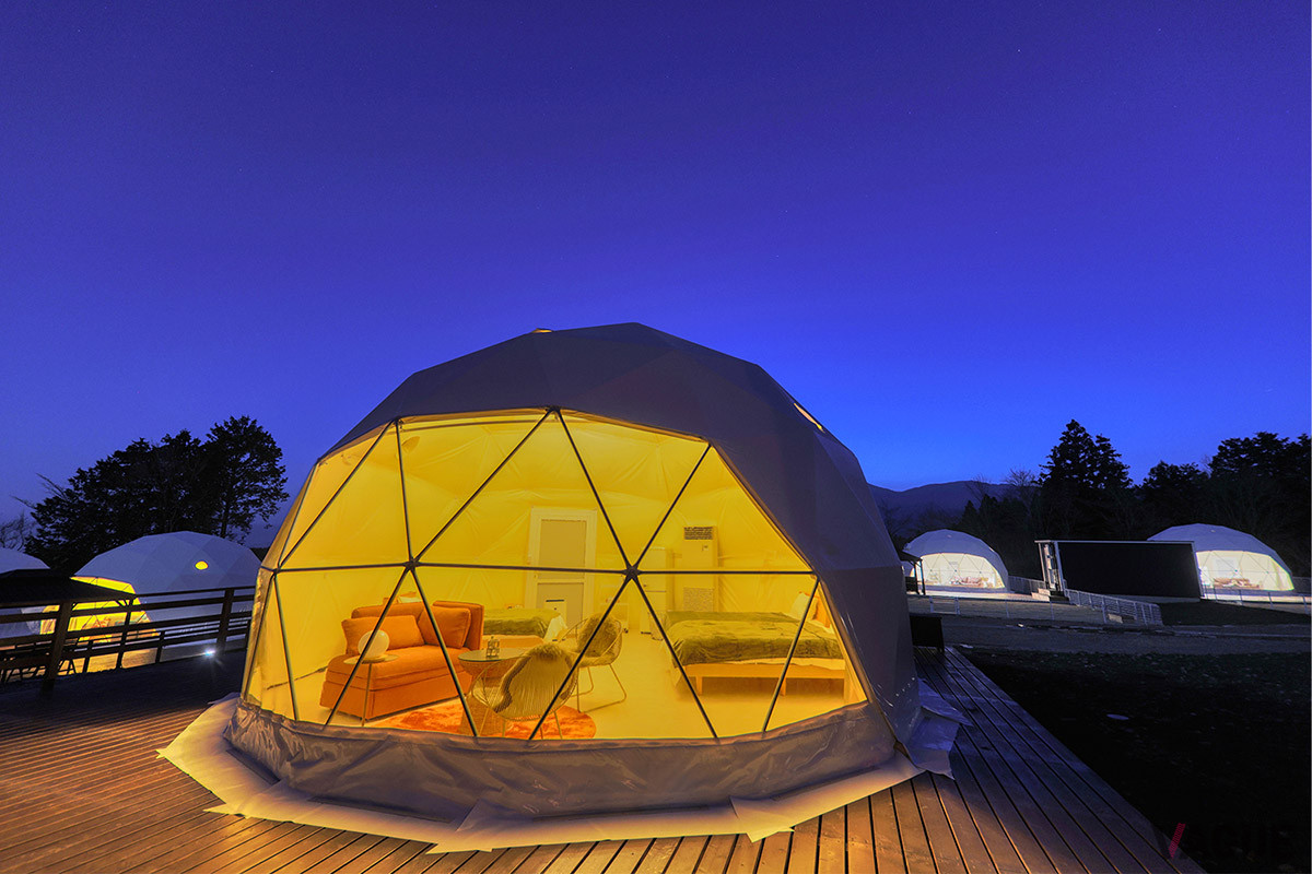 直径7ｍという広い空間が魅力の「フォレストドーム」など、3タイプのテントを用意