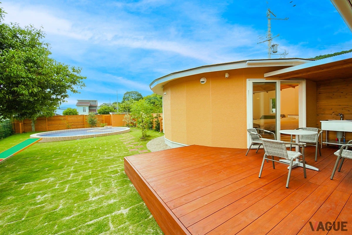 愛犬とのリゾート時間を満喫できる「プライベートコテージ ディーバ」は、ドッグランやプライベートプール、客室温泉など設備が充実