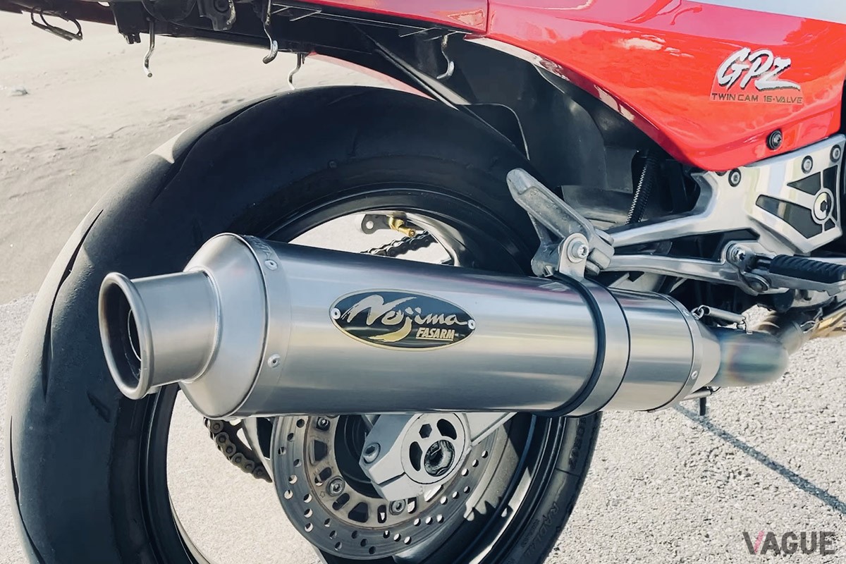 筆者が手に入れた個体には、カワサキ車のマフラーで定評のあるノジマエンジニアリング製４in1集合管に交換されている