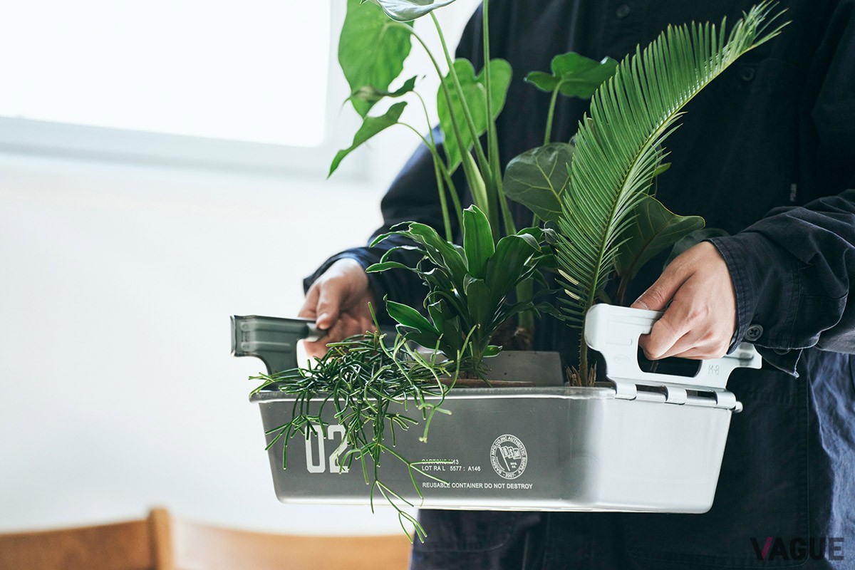 世界のユーザーに愛されている東洋スチールの工具箱「M-8」をバッシュが別注。丈夫でシンプルなデザインに、ミリタリーなロゴプリントは映える