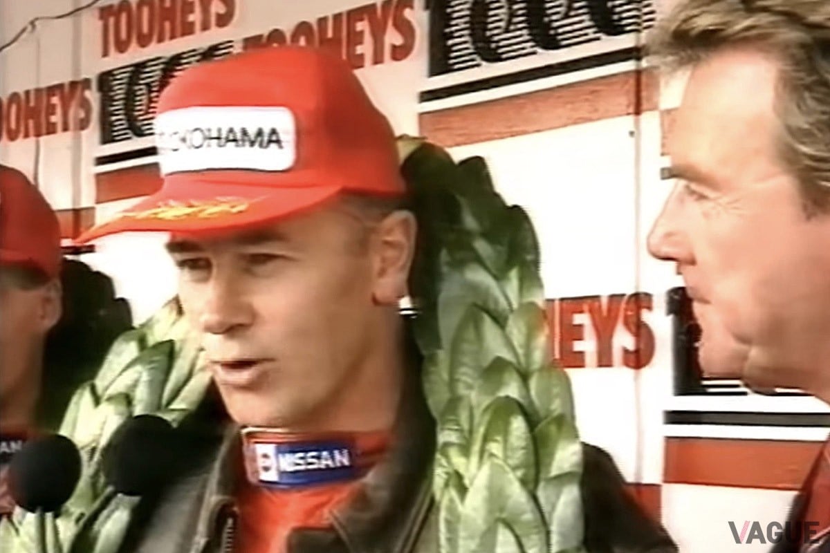 1992年、表彰式で観客からのブーイングを浴びたジム・リチャーズ（C）YouTube『kgracingonline』
