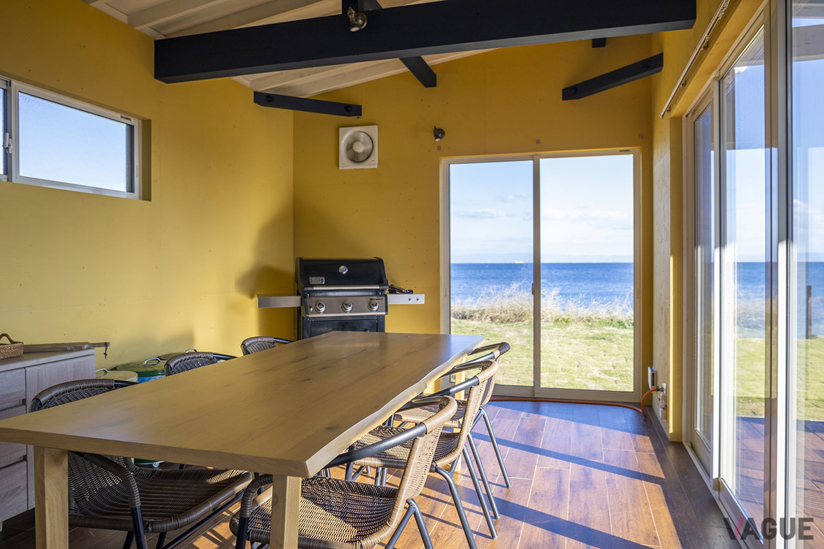 高規格RVパークの全天候型BBQスペースは、車内の清掃や食事の後始末などを気にすることなく快適に過ごせる贅沢仕様