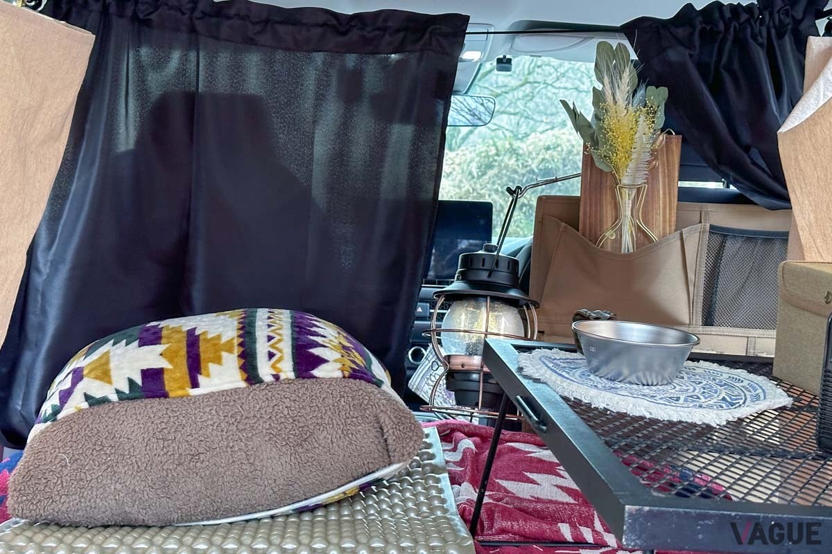 前列と居住区画の間をカーテンで仕切るだけで、より“部屋っぽさ”が加速します。テーブルは幅60センチの尾上製作所の「マルチスタンドM」がジャストフィット