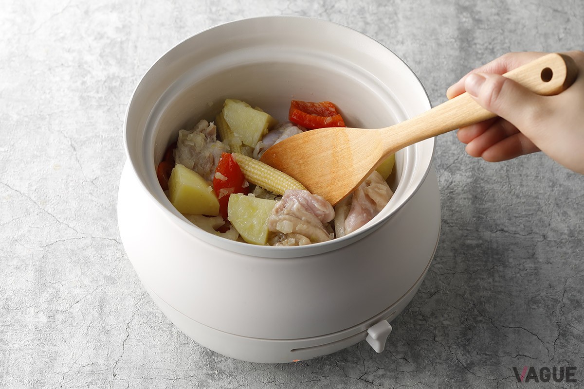 エレコム「HOT DISH cocotte」は、食卓で使いやすい小型のIHクッキングヒーターと専用のなべのセット