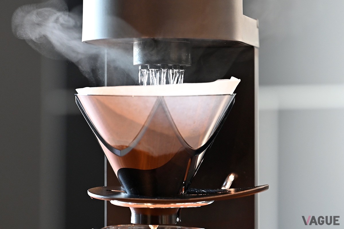 コーヒー粉と水を入れてボタンを押すだけで、バリスタ世界王者・粕谷哲氏のレシピで淹れた1杯を味わえるHARIO「MUGEN Coffee Maker」