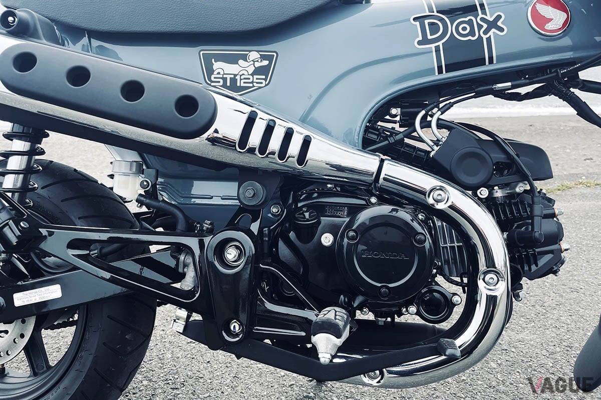 エンジンは123cc空冷4ストローク単気筒。最高出力9.4ps／7000rpm、最大トルク11Nm／5000rpm。カタログ燃費は65.7km／L