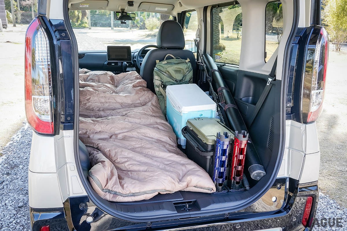 フィッシング道具を車内に積み込んだ状態で、助手席側にシュラフを広げることが可能