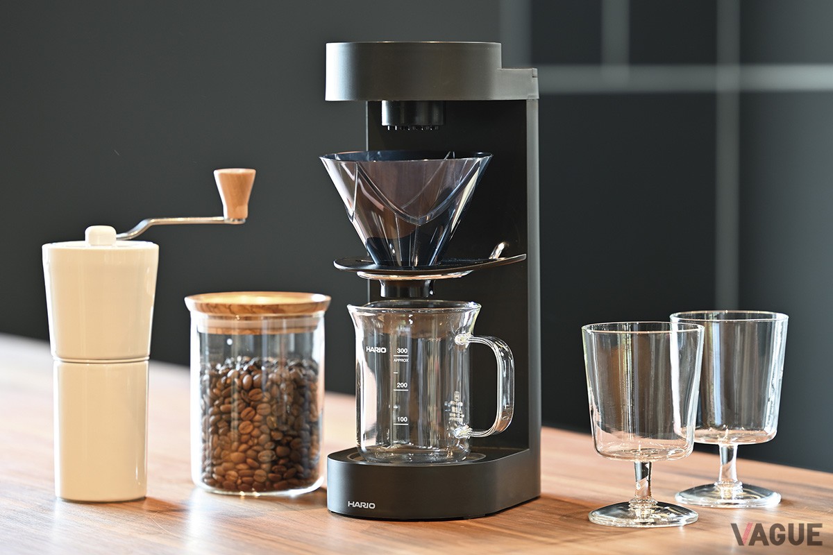 コーヒー粉と水を入れてボタンを押すだけで、バリスタ世界王者・粕谷哲氏のレシピで淹れた1杯を味わえるHARIO「MUGEN Coffee Maker」