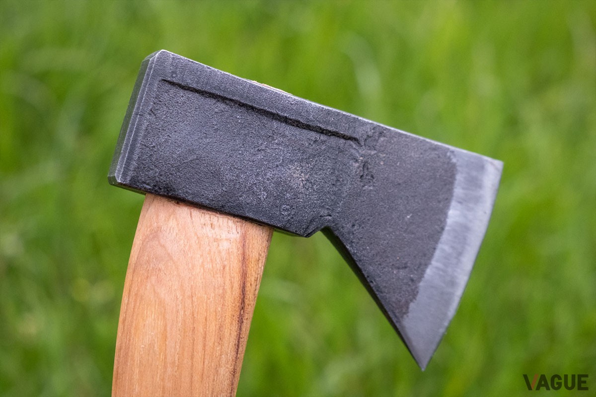 ハイキングハチェットのヘッド上端には、木の繊維を裂くためのリブ加工が施されています