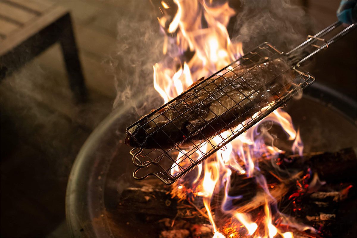 アクティビティの際に釣れた魚は、客室のBBQグリルや焚き火台で焼き魚にするなど、釣りたての魚を新鮮なまま味わえる。スタッフが魚の下処理を施してくれるサービスも用意