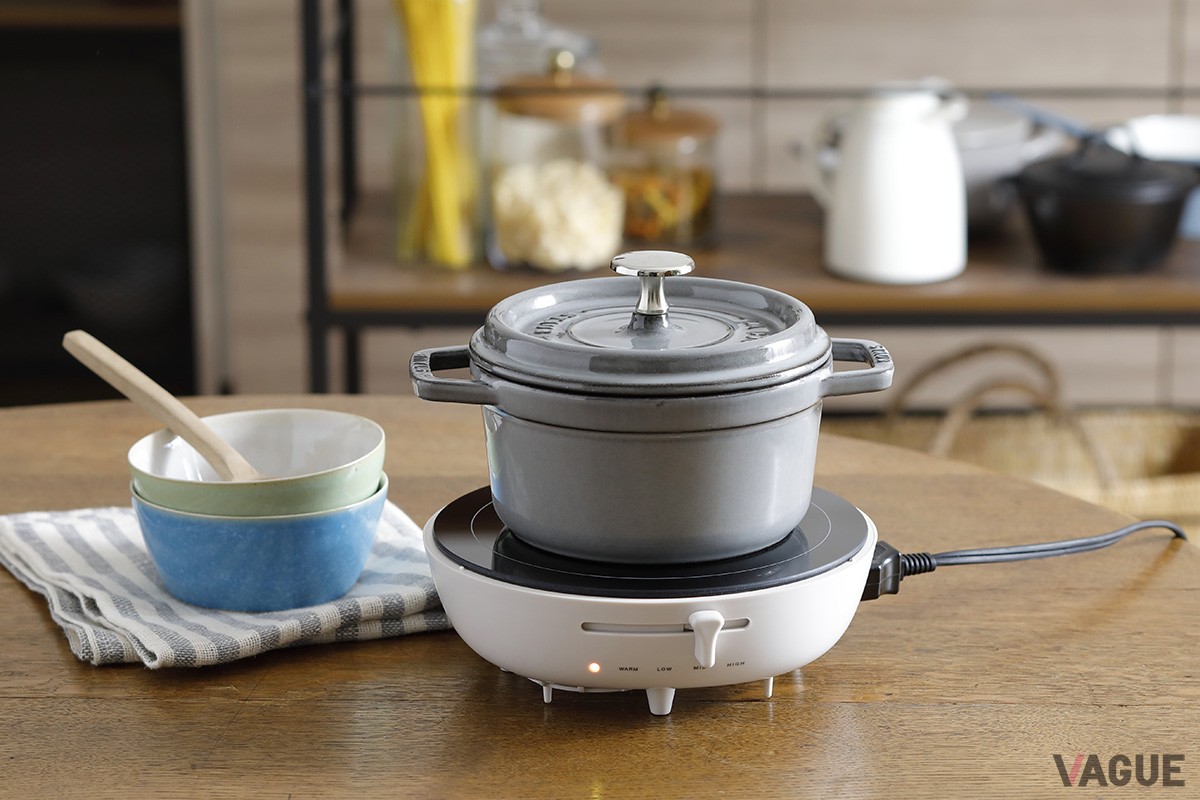 エレコム「HOT DISH cocotte」は、食卓で使いやすい小型のIHクッキングヒーターと専用のなべのセット