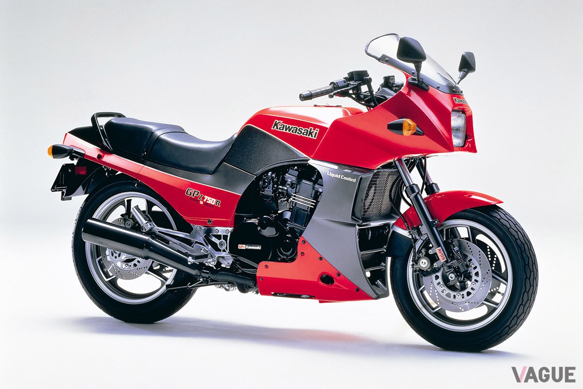見た目は同じながら排気量の小さな国内向けモデル「GPZ750R」には“Ninja”のロゴがなかった