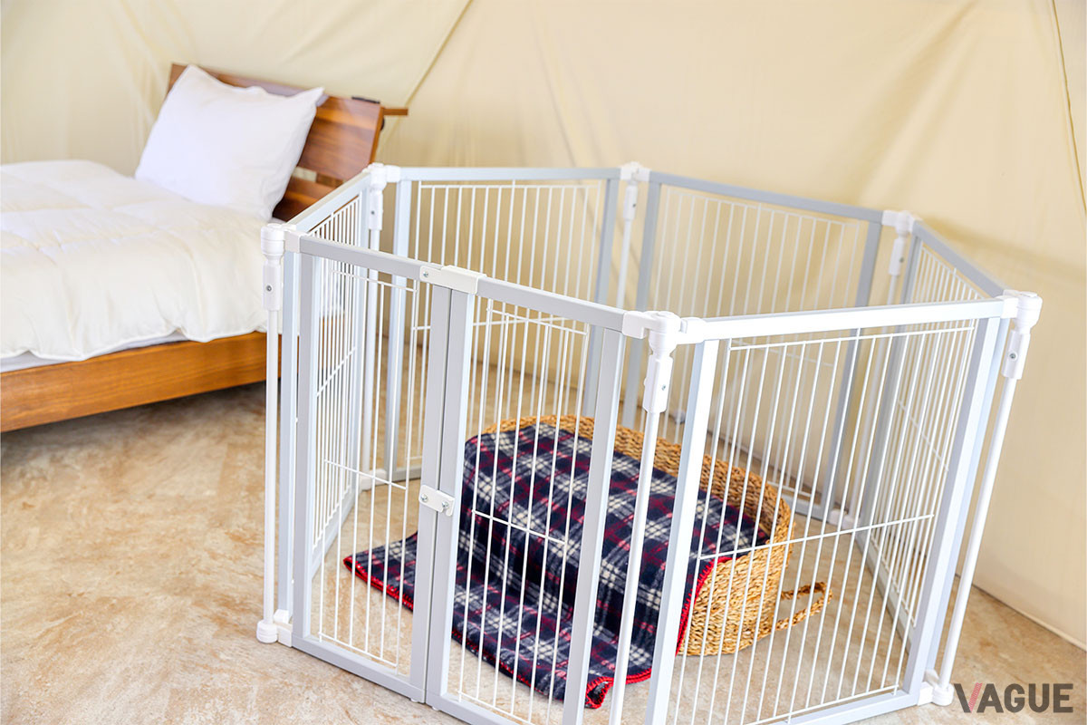 ドッグランドームのテント内には、ケージをはじめとする愛犬グッズを用意