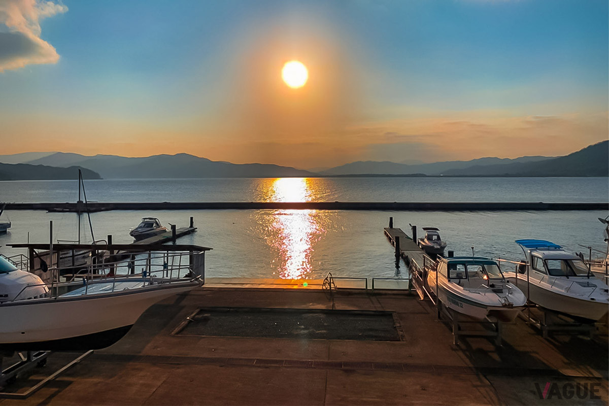 日中、海遊びを楽しんだ後は、船越しに宮津湾へ映る美しい夕日を眺めながらの焚き火なども楽しめる