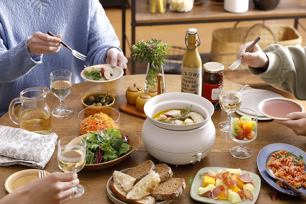 エレコム「HOT DISH cocotte」は、食卓で使いやすい小型のIHクッキングヒーターと専用のなべのセット