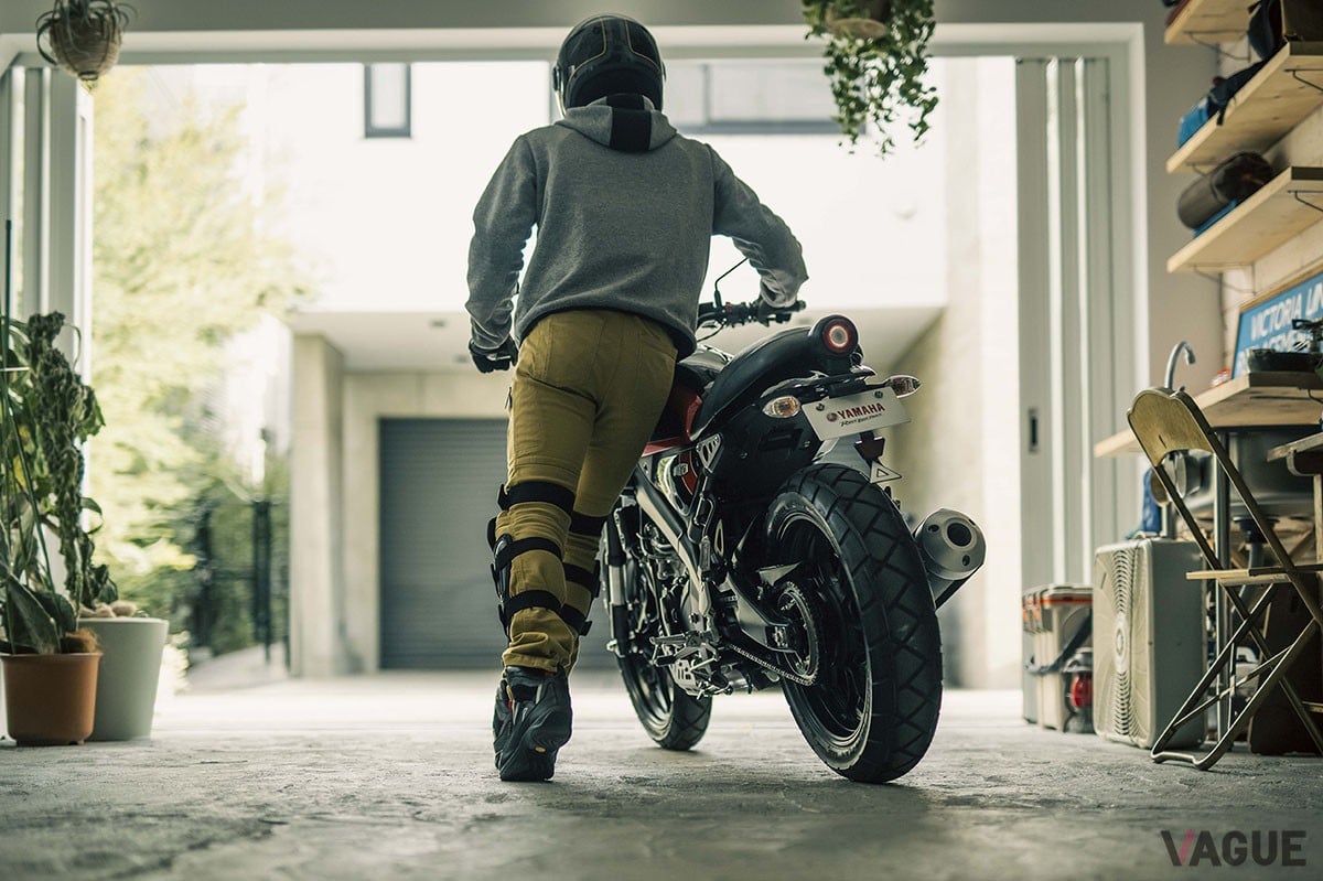 タックロールデザインのフラットなシートと丸目のライトがクラシカルなルックスを演出するヤマハ「XSR125」（写真は海外仕様）