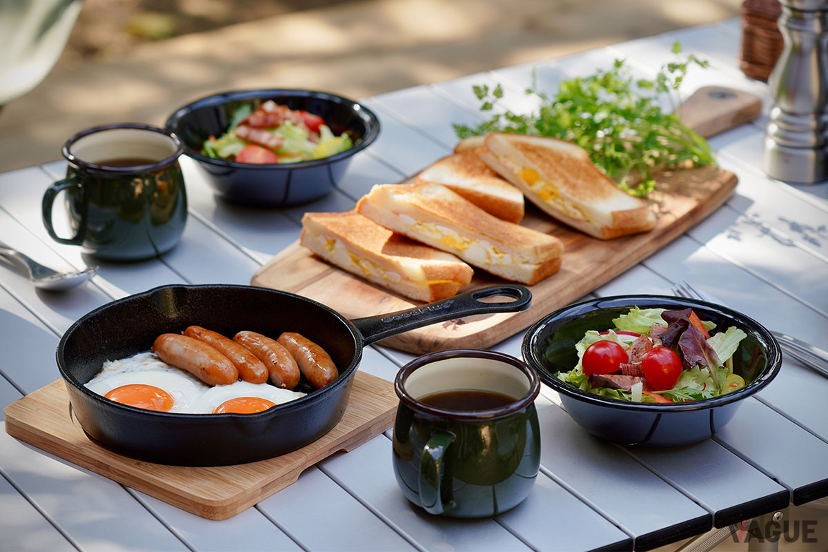 朝食には、旬のサラダにホットサンドなどを組み合わせた洋食か、鯛茶漬けをはじめとする和食からメニューを選べる