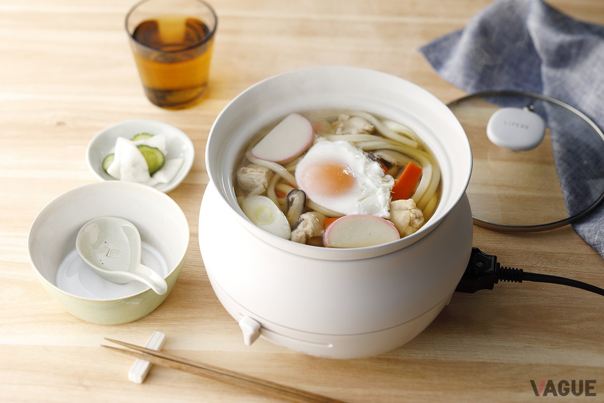 エレコム「HOT DISH cocotte」は、食卓で使いやすい小型のIHクッキングヒーターと専用のなべのセット