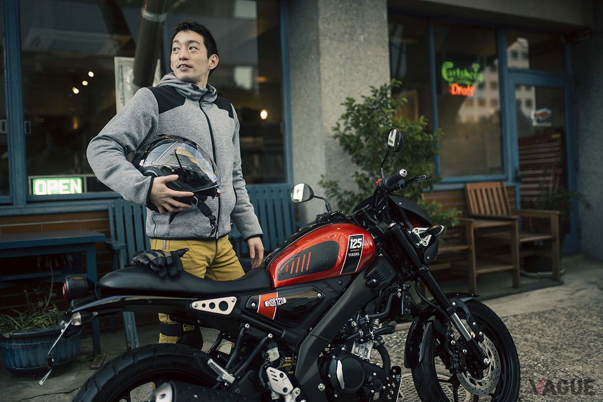 タックロールデザインのフラットなシートと丸目のライトがクラシカルなルックスを演出するヤマハ「XSR125」（写真は海外仕様）