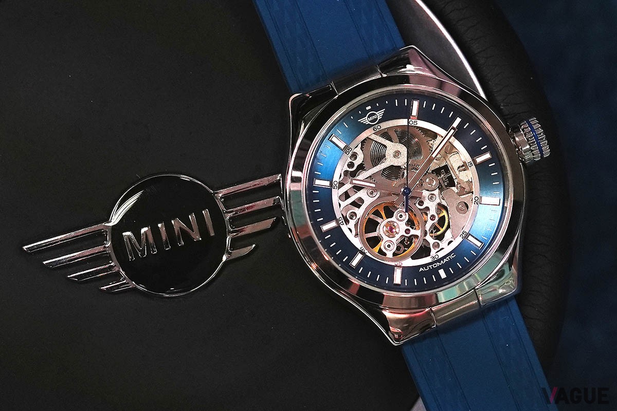 12時位置にはMINIのロゴマークが燦然と輝く
