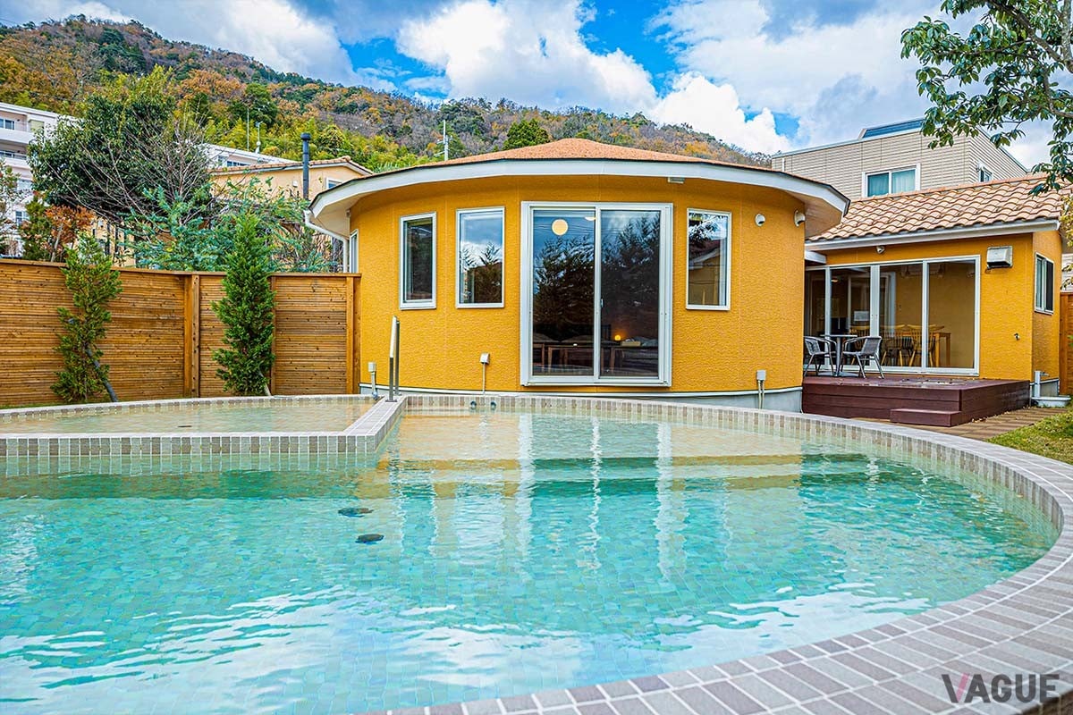 愛犬とのリゾート時間を満喫できる「プライベートコテージ ディーバ」は、ドッグランやプライベートプール、客室温泉など設備が充実